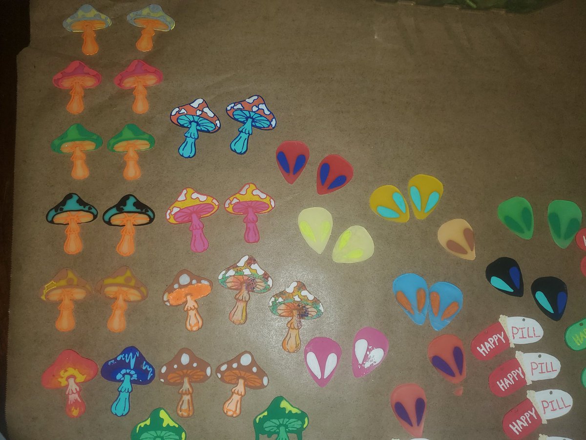 FlaminMangos's tweet photo. I finished shrinking the rest of my dinks yesterday. I had a LOT of messed up ones sadly. Plus alot of them I think are to big to be earrings. Which upsets me abit but I will make do. I also finish spraying the fronts with #modpodge. I'll post those pics too. #Mushroom #pins https://t.co/JHNZ7KvjvS