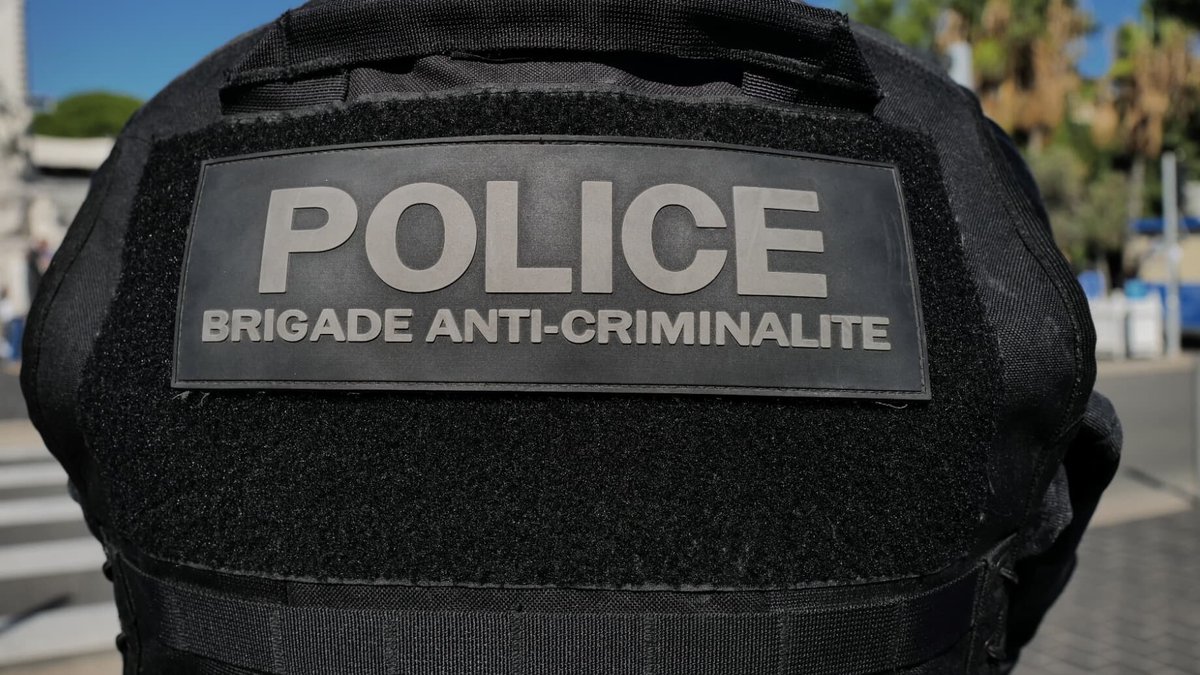 BFMTV's tweet image. La course-poursuite a duré jusqu'à Marseille: trois hommes interpellés au volant d'une voiture volée
l.bfmtv.com/uqcy