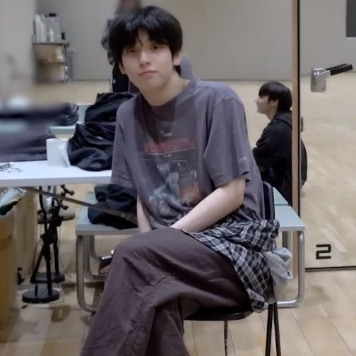 buohevt's tweet photo. yeonjun calling soobin alpha male when said supposed alpha is out here begging for someone to chew food for him and feed it into his mouth and dances to ggs all cvnty in his spare time and cant even win arm wrestle to save his life like no this is my whole ass omega wife wdym https://t.co/1zLx6TayhT