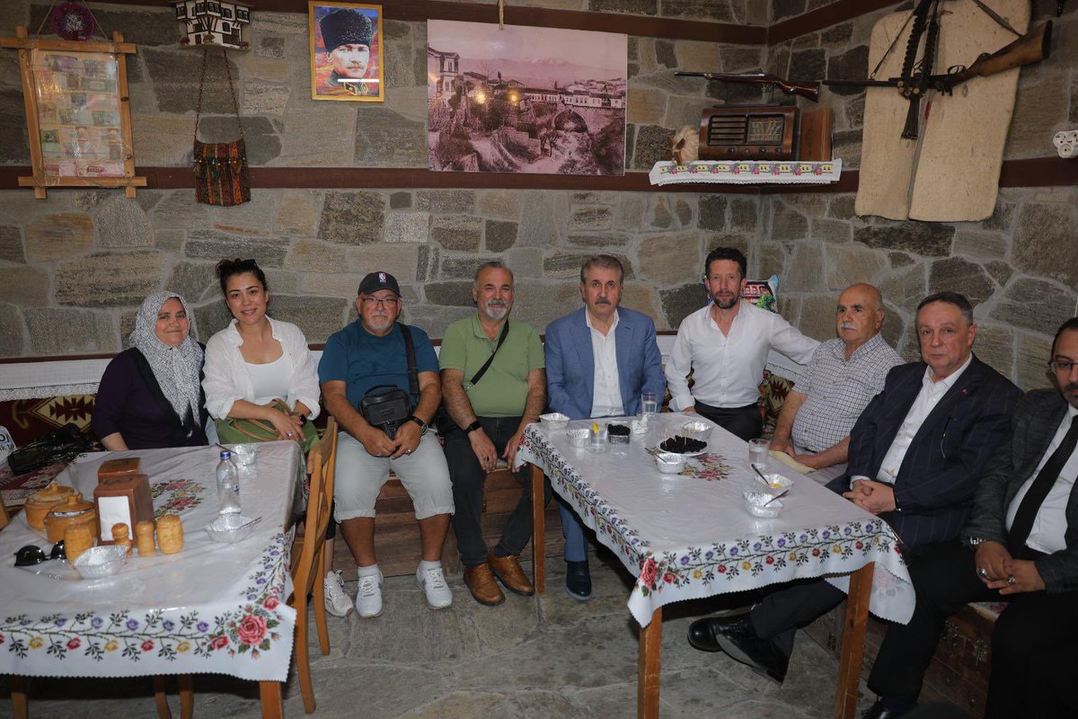 Bursa Cumalıkızık❗️

Aşure kaynatıp ahududu şerbetiyle birlikte ziyaretçilere ikram eden Sultan ablamıza, Fenerbahçe-Galatasaray dostluğu için bir araya gelen çocuklarımıza, bizlerle hasbi sohbet eden esnafımıza, böğürtlen ikramımızı kabul eden vatandaşlarımıza muhtarımız ve