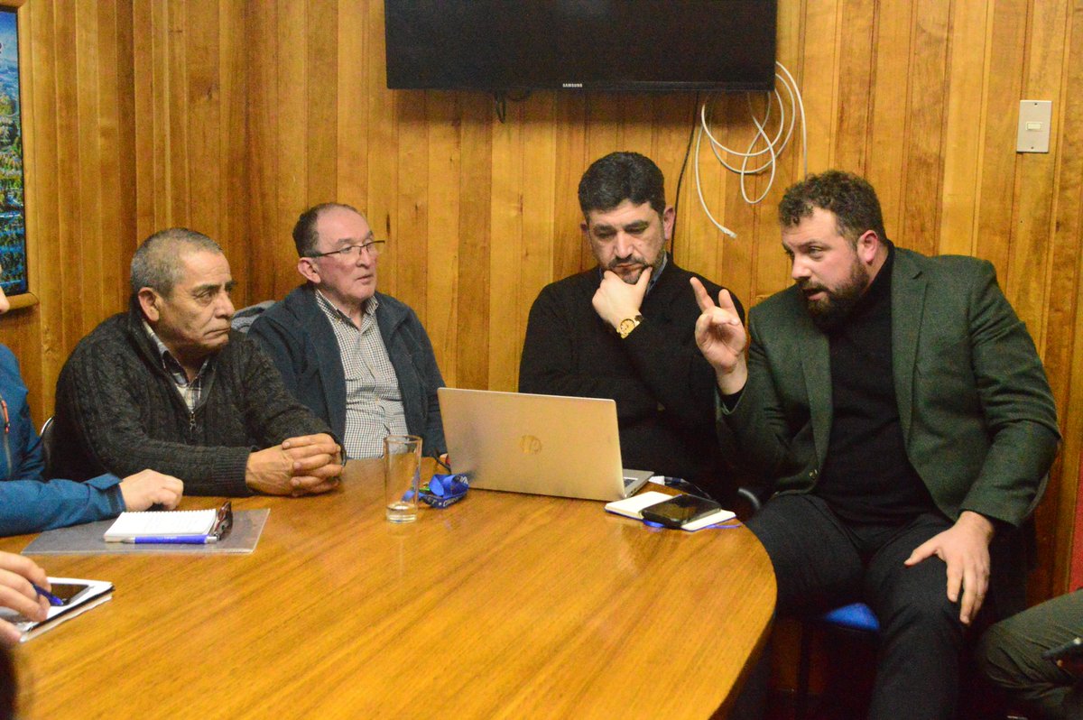 MTTAysen's tweet image. #AgendaMTT
📍 Coyhaique

SeremiTT Hans Zimmermann junto a líneas de transporte público menor (taxis colectivos) analizan estrategias para mejorar el servicio y facilitar labor del rubro en la capital regional.

#ChileMejorConectado ✅️