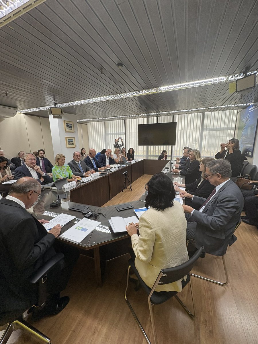 ManonAubryFr's tweet image. Rencontre avec le Ministre 🇧🇷 du commerce.
Je souligne un problème majeur : L'accord UE-Mercosur va ouvrir les marchés publics à la concurrence & interdire aux pouvoirs publics de privilégier entreprises locales et PME.
Seules les multinationales en sortiront gagnantes !