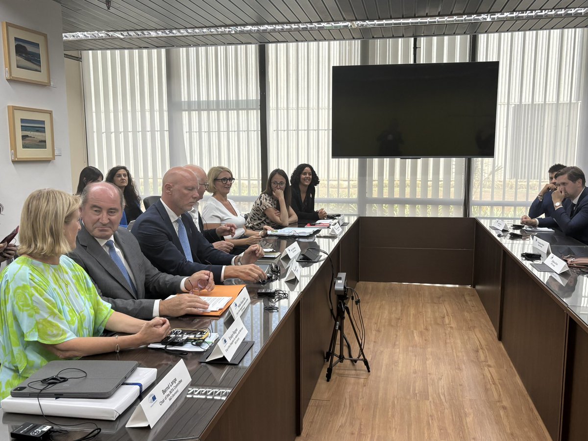 ManonAubryFr's tweet image. Rencontre avec le Ministre 🇧🇷 du commerce.
Je souligne un problème majeur : L'accord UE-Mercosur va ouvrir les marchés publics à la concurrence & interdire aux pouvoirs publics de privilégier entreprises locales et PME.
Seules les multinationales en sortiront gagnantes !