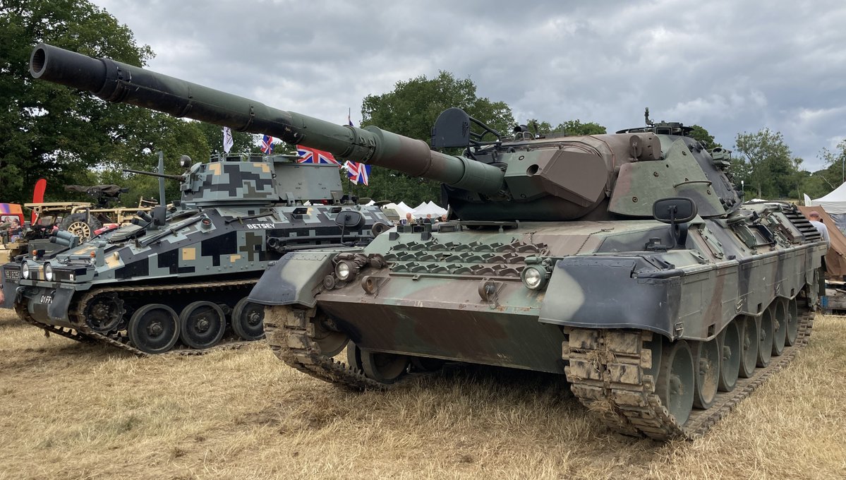 PhilLoder's tweet image. Tuesday Tank: some of the multinational armour that was at the Capel Military Show a couple of weeks ago, including a Soviet T-54, British Chieftain, US M5A1 Stuart and German Leopard 1A1A4. @Burntime0101 @milmodelscene @USAS_WW1 @agbdrilling #TankTuesday