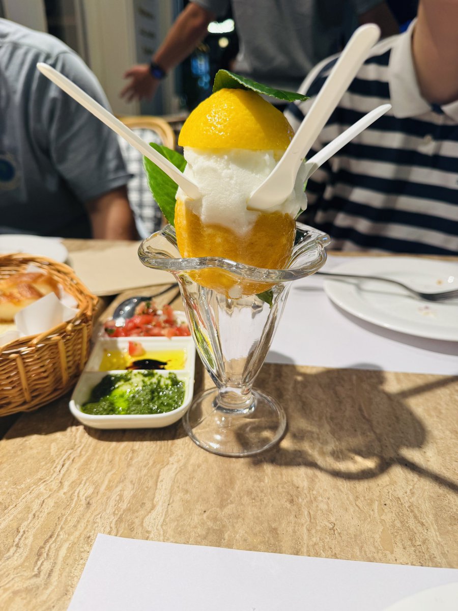 三里屯太古里CAPARESH
開府莱舍 冰淇淋很好吃

人在北京感觉像到了意大利
来这里吃饭的每个女孩
都画着全妆穿的贼正式

你们和女生约会可以考虑这里
氛围感拉满