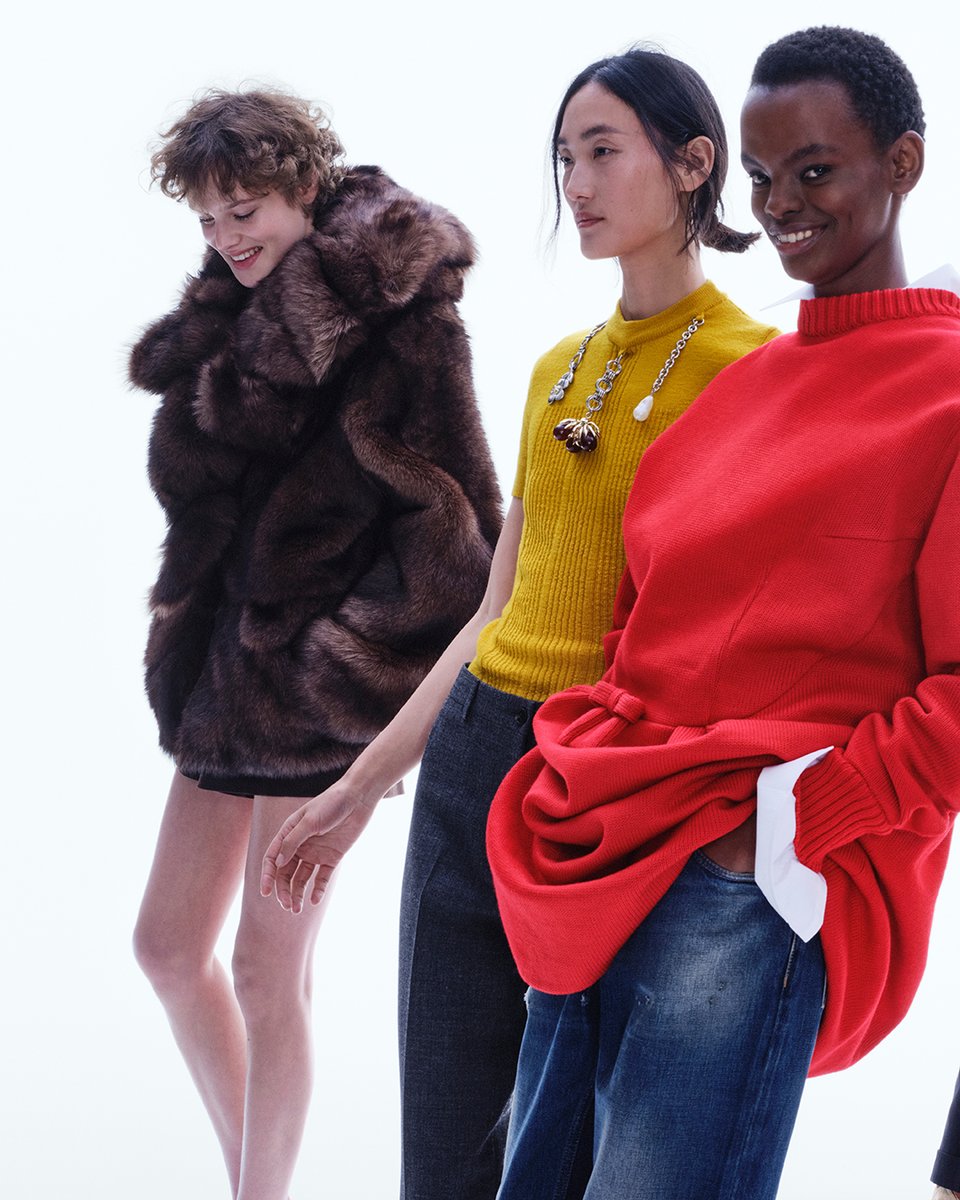 Prada's tweet image. Advancing together: forward motion.
The collective energy of twenty-nine models walking in the same direction.
Discover the new Prada Women’s and Men’s Fall/Winter 2025 campaign at: tinyurl.com/yxrwa7wu
Creative Directors: #MiucciaPrada and #RafSimons
Photography: Oliver…