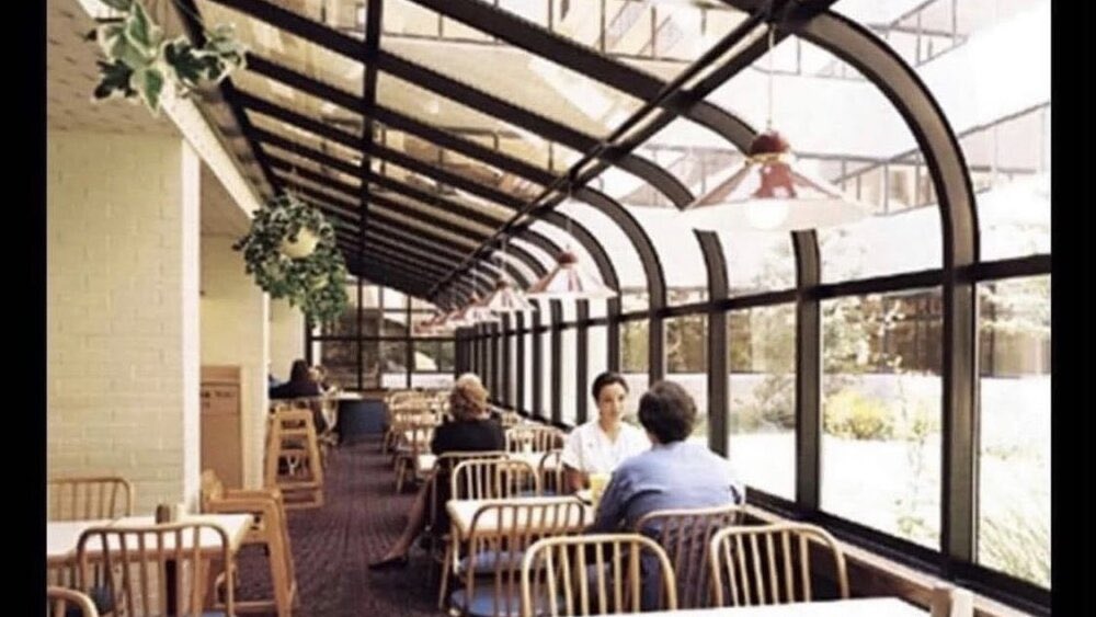 cityaestheticss's tweet image. The best architectural experience any American has ever had was in a 1990s solarium at Wendy’s