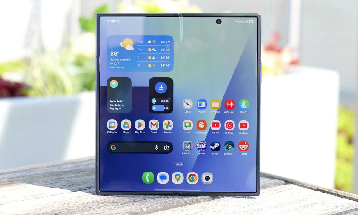 IndianTechGuide's tweet image. 🚨 Samsung has received 2.1 lakh pre-orders for its foldable smartphone series within 48 hours of its launch in India.