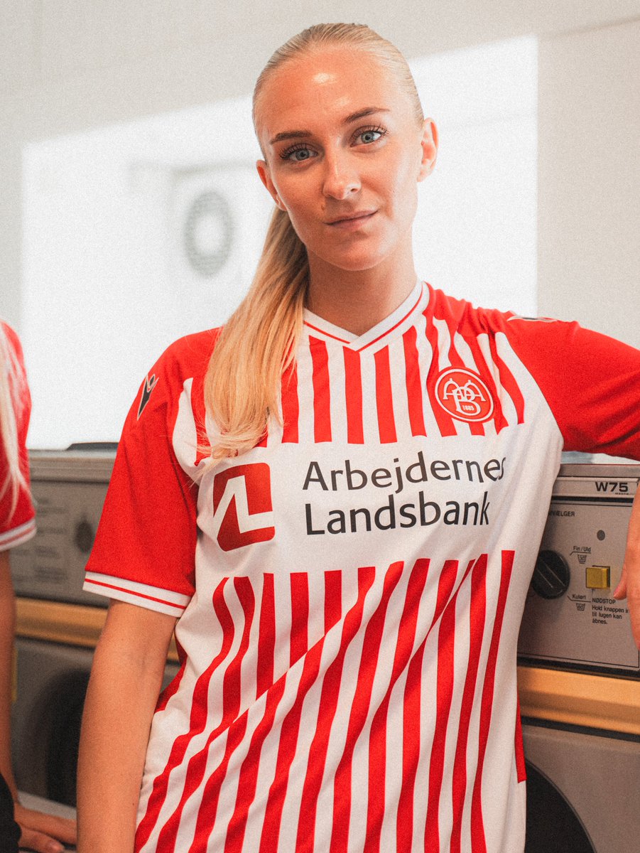 aabsportdk's tweet image. Den rød-hvide klubdragt indvies lørdag 🔴⚪️🔴
På lørdag bærer vi for første gang den nye rød-hvide klubdragt fra Macron, når vi gæster Hillerød Fodbold på Helsingør Stadion kl. 14.00 ⚽️
👉 aabsport.dk/nyheder/2025/j…
#SammenOmAaB #AaB #SuperAaB