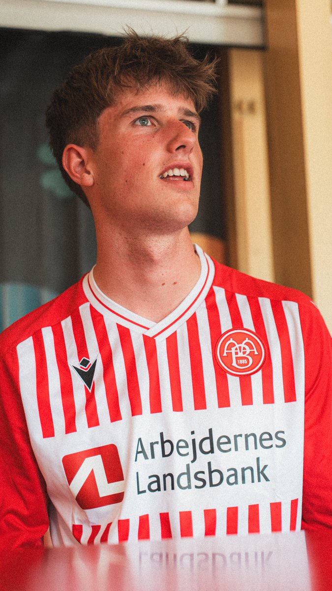 aabsportdk's tweet image. Den rød-hvide klubdragt indvies lørdag 🔴⚪️🔴
På lørdag bærer vi for første gang den nye rød-hvide klubdragt fra Macron, når vi gæster Hillerød Fodbold på Helsingør Stadion kl. 14.00 ⚽️
👉 aabsport.dk/nyheder/2025/j…
#SammenOmAaB #AaB #SuperAaB