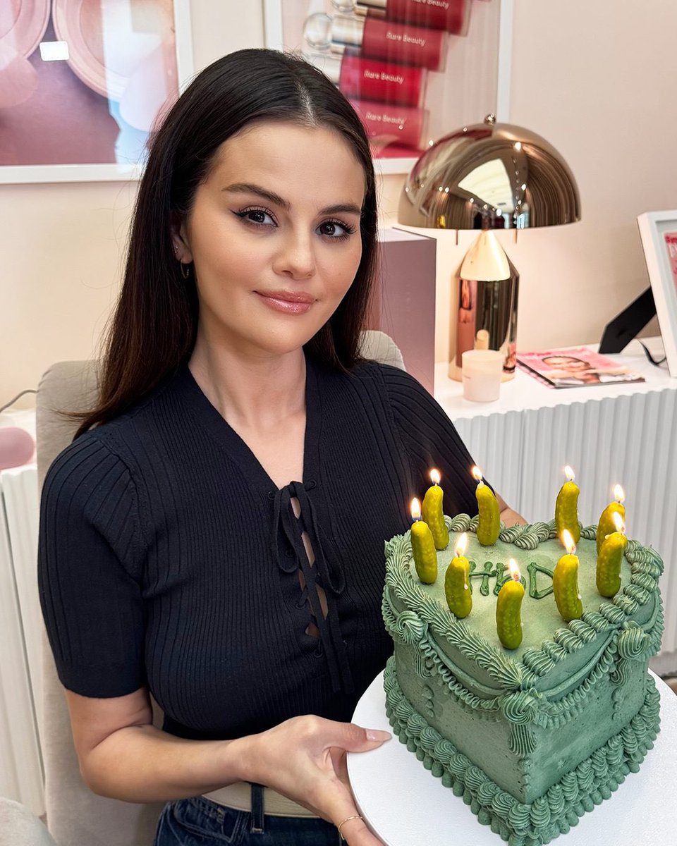 selegendipity's tweet image. the pickle candles 😭😭😭