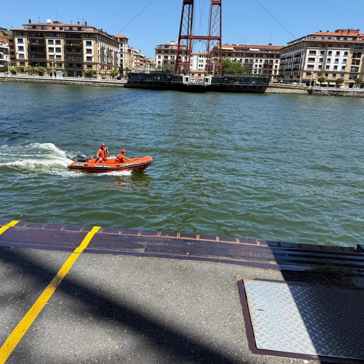 Recursos de Cruz Roja [base #Arriluce y Servicio de Playas] junto a <a href="/ertzaintzaEJGV/">Ertzaintza</a> rescatan a 2 personas caídas al agua a la altura del Puente Bizkaia.
Aviso de <a href="/112_SOSDeiak/">SOS Deiak - 112</a>

#CruzRojaEnElMar #CruzRojaEnPlayas