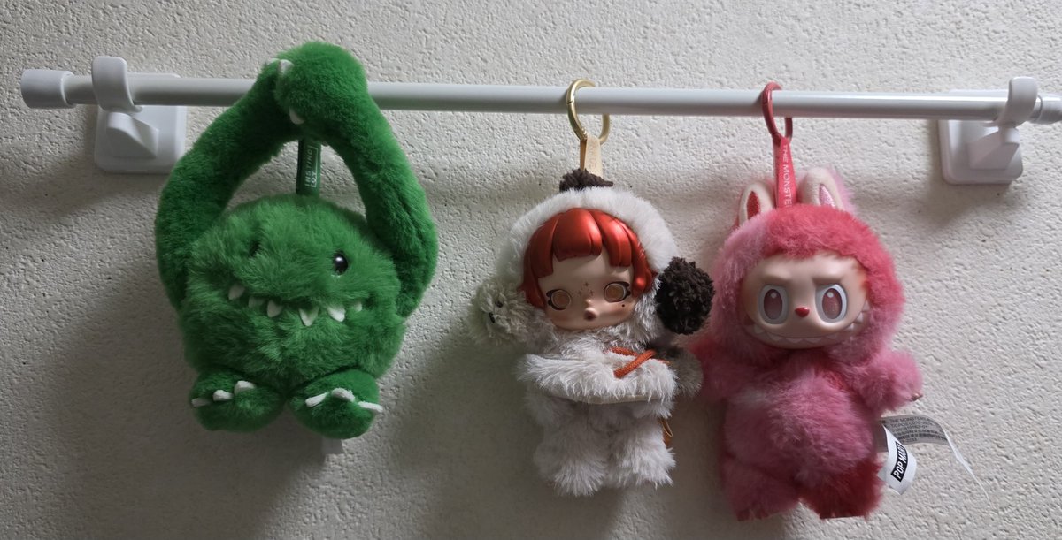 4D4wk1JmL727886's tweet image. POPMART のぬいぐるみキーホルダー?飾ってみたくて調べて良さそうな方法の試してみたら部屋の明かりが暗めのせいかなんかドンヨリしてしまった😅
なにか良い飾り方ありますか?