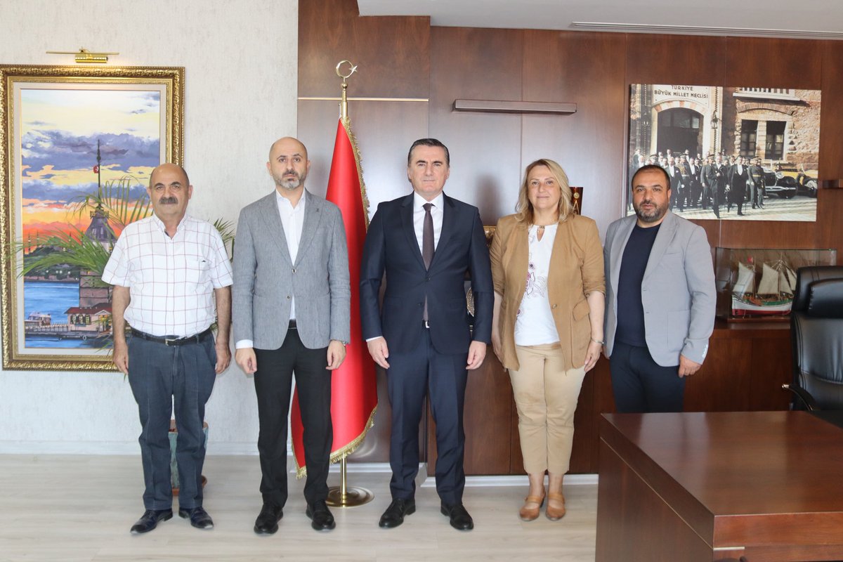 Cumhuriyet Halk Partisi Pendik Belediye Meclis Üyeleri ; Çetin Mengükan, Hayriye Uyanık, Salih Ceylan ve Erdem Bayraklı Kaymakamımız Mehmet Yıldız’a ziyarette bulundu.