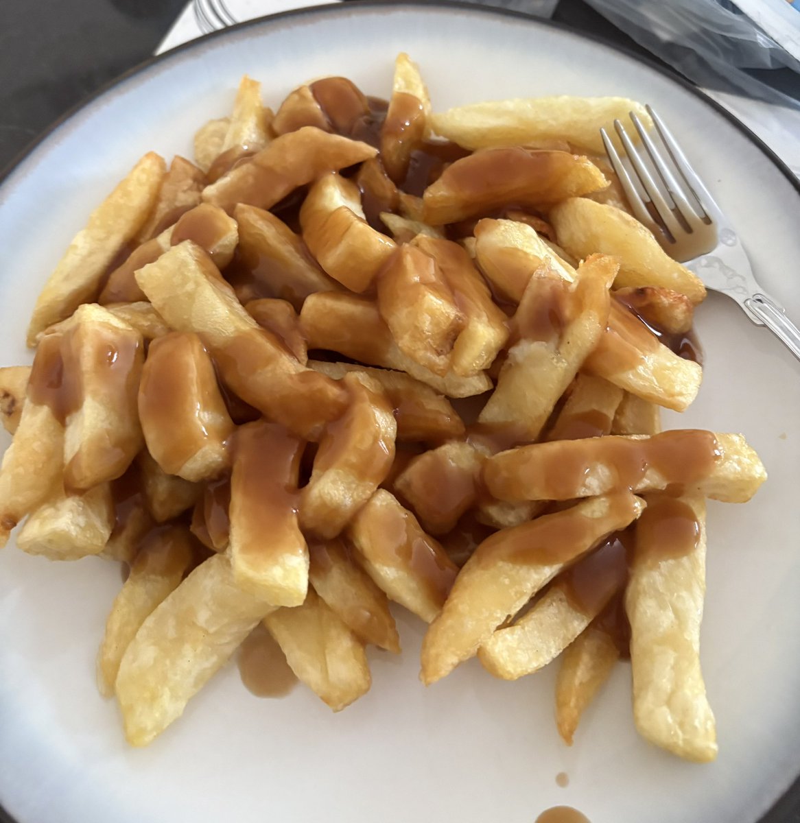 _evolution328's tweet image. Chips with gravy you can stand a fork up in ๐