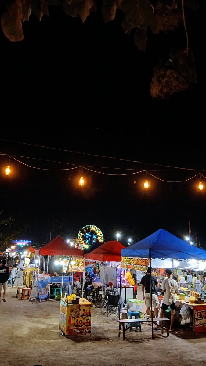 Habis gym pasti larinya ke lapangan kampung inggris  buat cari nyam