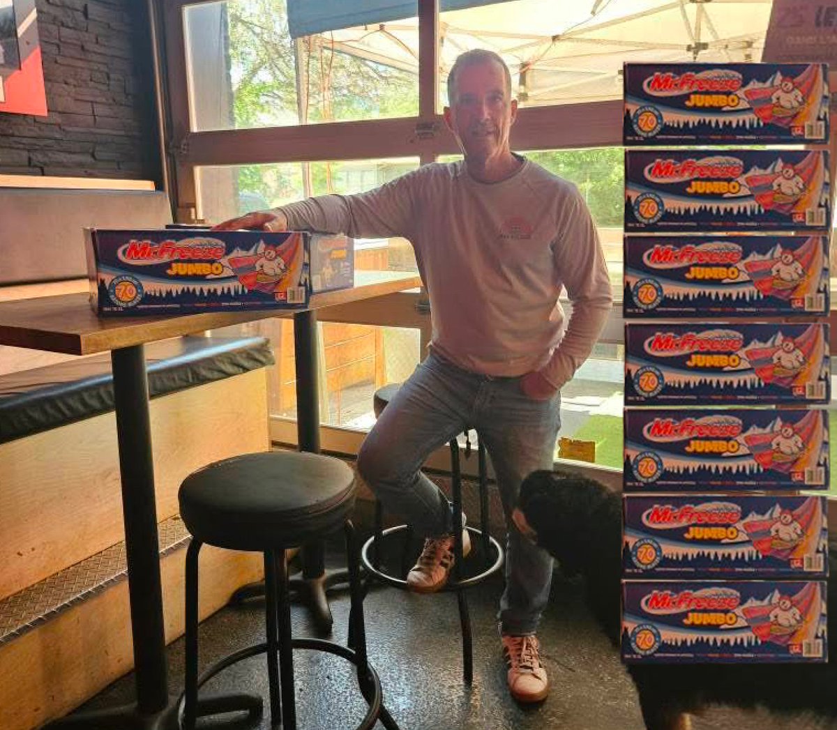 lobbymontreal's tweet image. Le nain de jardin de Chicoutimi-Nord a livré des popsicles au Vegas. On apprend deux choses:
1. Jeff doit se donner un p'tit swing pour grimper sur un tabouret de bar;
2. Il mesure 7 boîtes de Mr. Freeze.