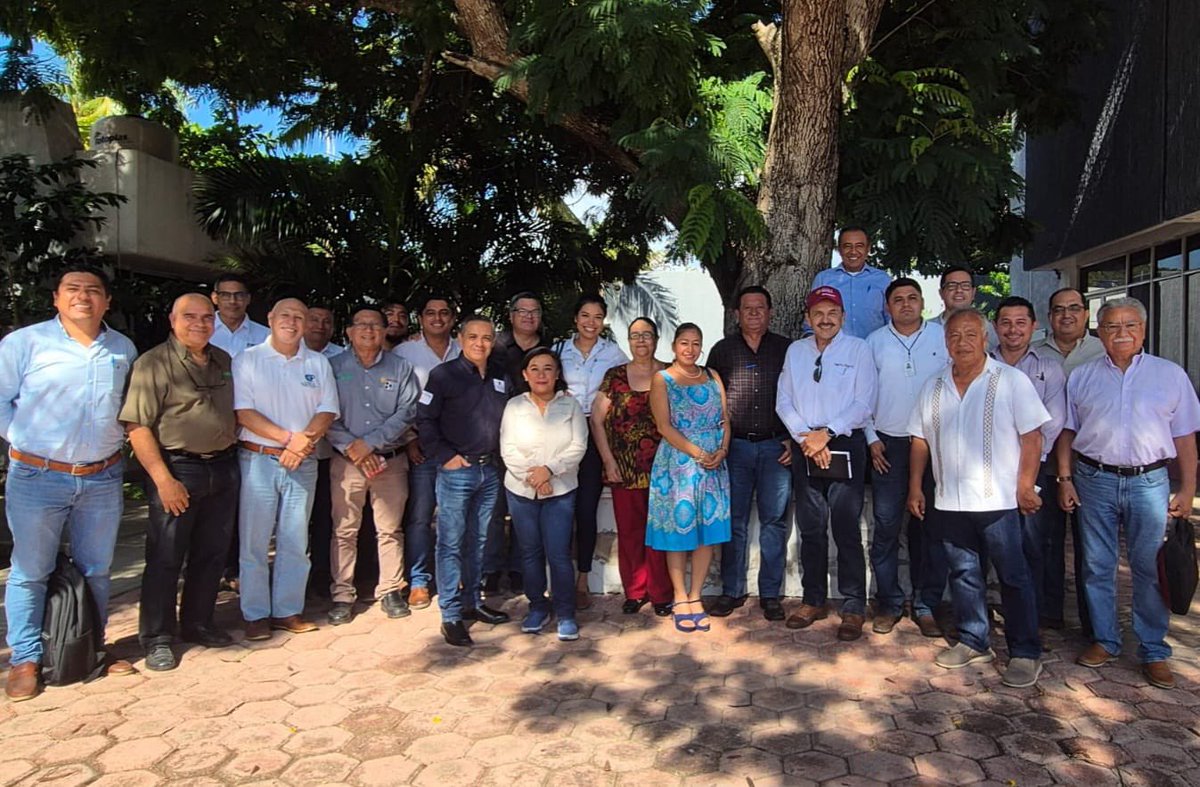 carlosberlinm's tweet image. 🤝 Sostuvimos una fructífera reunión de trabajo con representantes de todo el sector Agroalimentario de Yucatán.
Agradezco profundamente al Mtro. Edgardo Medina, de la Secretaría de Desarrollo Rural, así como a todas y todos los titulares de dependencias y organismos…