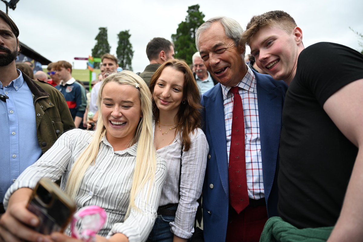Nigel_Farage's tweet photo. Wales needs Reform! 🏴󠁧󠁢󠁷󠁬󠁳󠁿 https://t.co/G221Kmg1YE