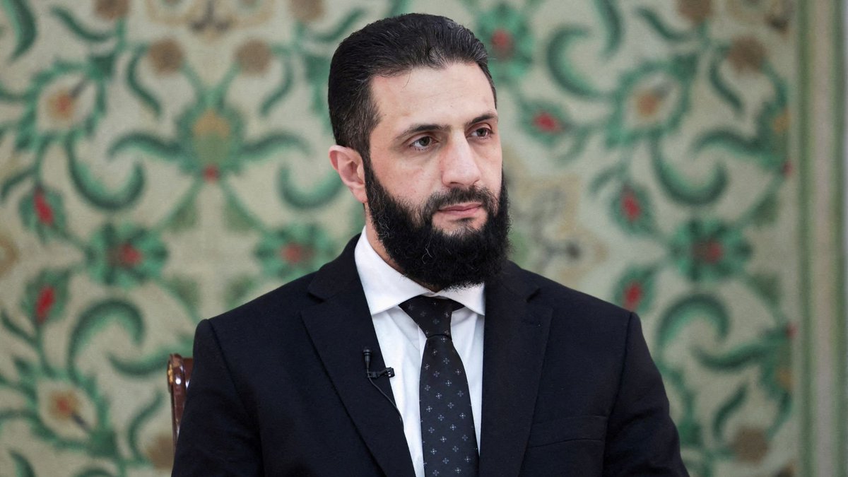 restitutorII's tweet image. 🇸🇾
Syrie: Le président syrien, Ahmad al-Shara, a survécu à au moins trois tentatives d’assassinat grâce aux renseignements turcs depuis son entrée en fonction, il y a sept mois, selon le journal israélien Yedioth Ahronoth.
- La première tentative, survenue en mars 2025, a été…