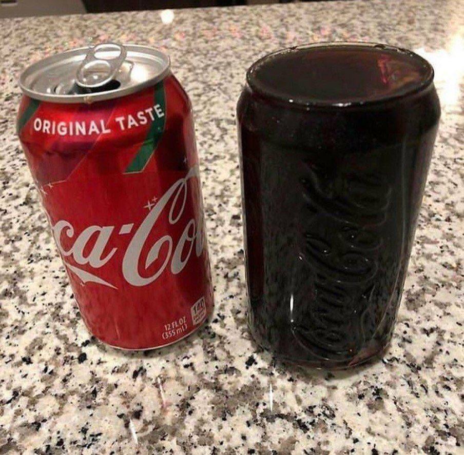 deboraculoss's tweet image. soy el ΓΊnico que pela la coca cola antes de bebersela?