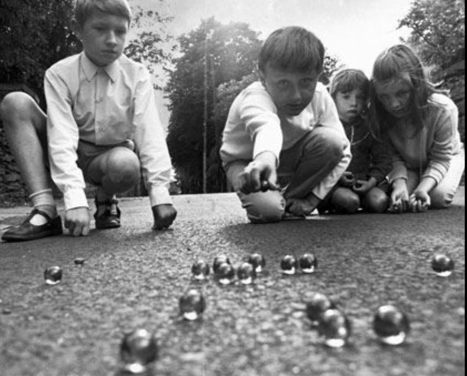Johnnypapa64's tweet image. How we spent our time waiting for colour tv, PlayStation & video on demand to be invented.