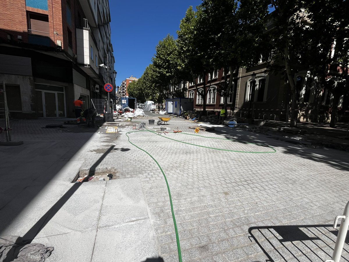 👷‍♂️🧱| La calle Duquesa de la Victoria, en su conexión con la zona de las Cien Tiendas y la Glorieta del Dr. Zubía, luce cada día más bonita gracias a la colocación artesanal de 57.000 adoquines que formarán parte de este espacio singular de la ciudad.