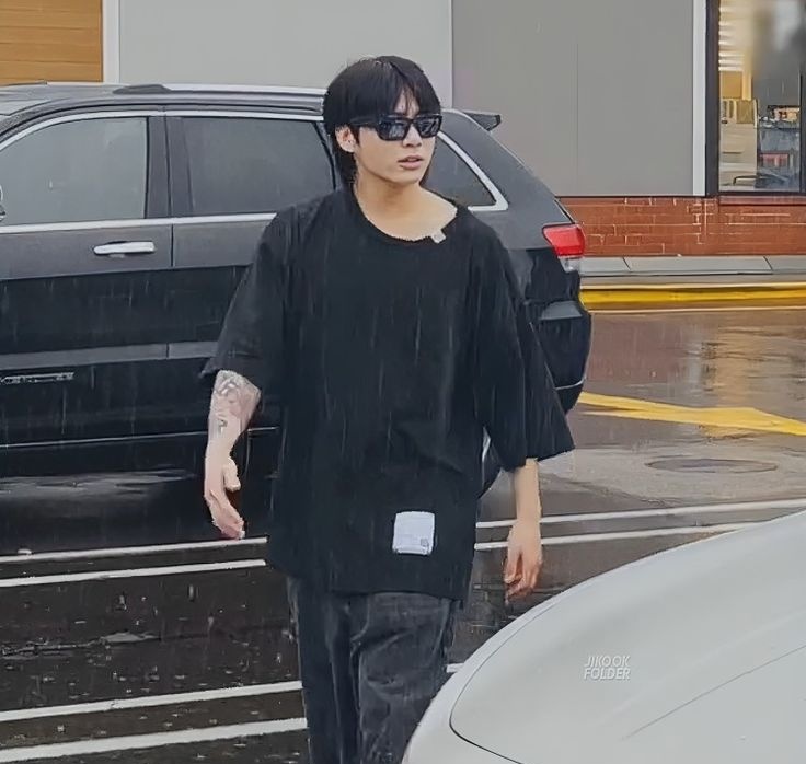 From elite gaming setups to casually setting trends— a thread of Jungkook being Gen Z's Ultimate IT Boy 🎮🪄