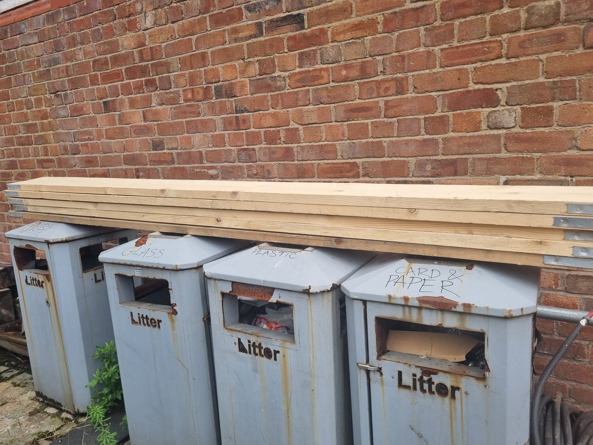 scouse_mouse_20's tweet image. More donations today. Metal fencing, scaff bars, planks and clamps. More buckets.