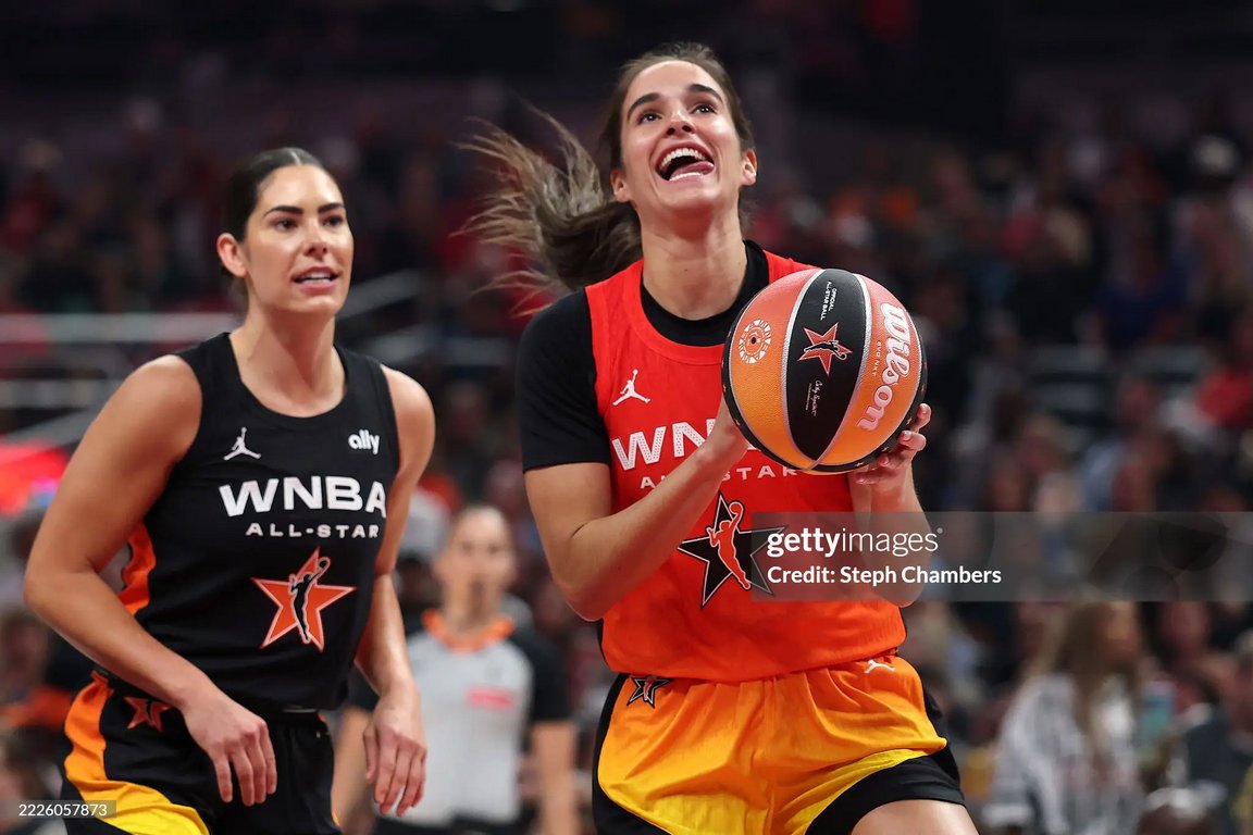 SoniaCitronGOAT's tweet image. Sonia Citron plays hoops tonight vs Sparks
There's something about Soni being guarded by Kelsey Plum that makes her stick that tongue out 😝😝