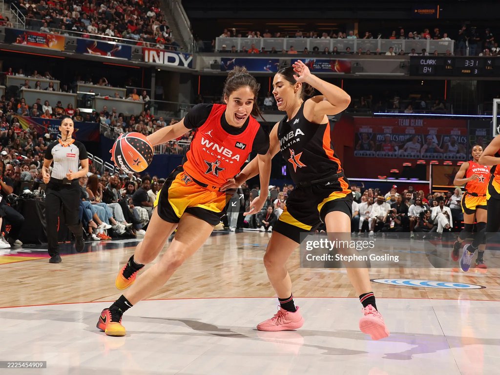SoniaCitronGOAT's tweet image. Sonia Citron plays hoops tonight vs Sparks
There's something about Soni being guarded by Kelsey Plum that makes her stick that tongue out 😝😝
