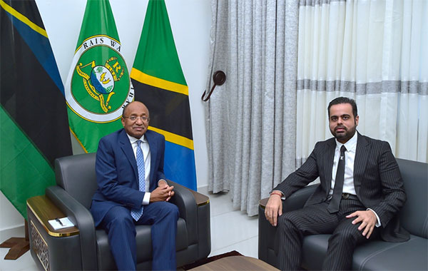 AfricanHub_'s tweet image. Indian entrepreneur Prateek Suri met with Zanzibar's President Dr. Hussein Ali Mwinyi to discuss economic collaboration.
Suri's private investment fund targets key sectors such as shipping, mining, and artificial intelligence.
The collaboration marks a broader trend of…