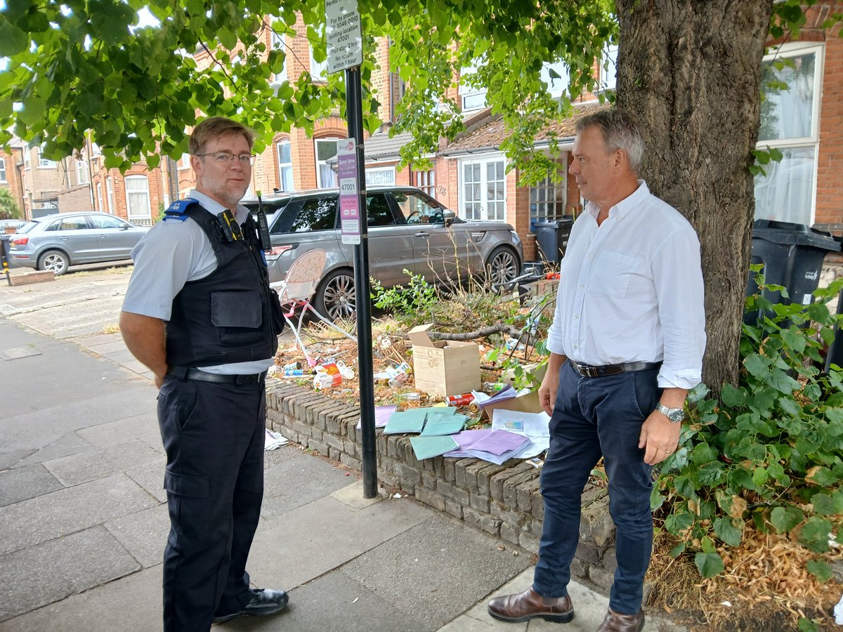MPSValentines's tweet image. Today, @MPSValentines SNT &amp;amp; Community Protection Taskforce kick off a joint effort to reclaim the Front Garden on Mansfield Rd from antisocial behaviour: fly-tipping, public drinking &amp;amp; drug activity. Let’s clean, protect &amp;amp; thrive together. Report concerns to your local SNT.