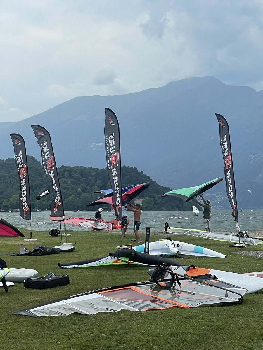 _massimomauri's tweet image. Si alza quel vento, che qui chiamiamo la Bréva.  È l’ora. 
#Colico #LagodiComo #kitesurf