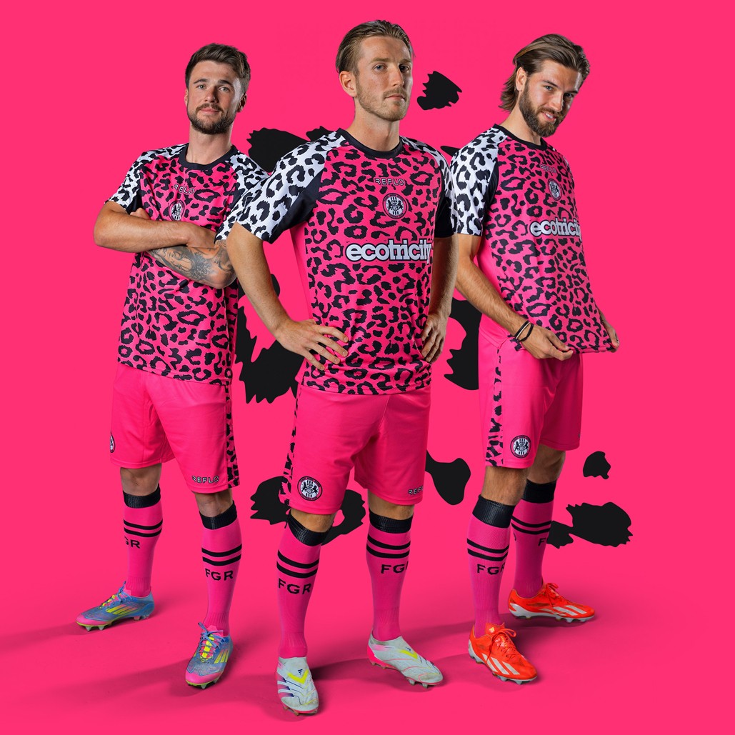 EleteTSC's tweet image. 🏴󠁧󠁢󠁥󠁮󠁧󠁿♻️ Forest Green Rovers y @refloofficial lanzaron sus camisetas 2025/26.

Con colores neón y diseño de leopardo, están fabricadas con materiales reciclados y certificadas por la Sociedad Vegana del Reino Unido. El modelo titular se usará durante dos temporadas.