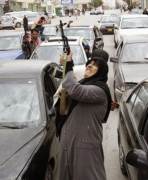 ChaawTimes's tweet image. موزاهدین در حال مقاومت در برابر آفتاب برای حفظ نظام
#بحران_آب
#همکاری_ملی