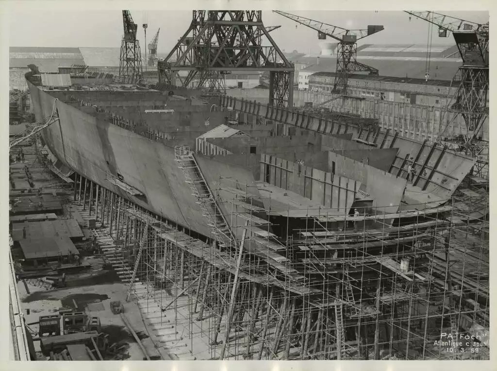 ShipsOfLegend's tweet image. France - Let's go back more than 63 years, when Chantiers de l'Atlantique, which still had its old layout that is unrecognizable today, was building the hull of the aircraft carrier Foch. Thanks to the photographic collection of Saint-Nazaire Agglomération-Ecomusée, which has…