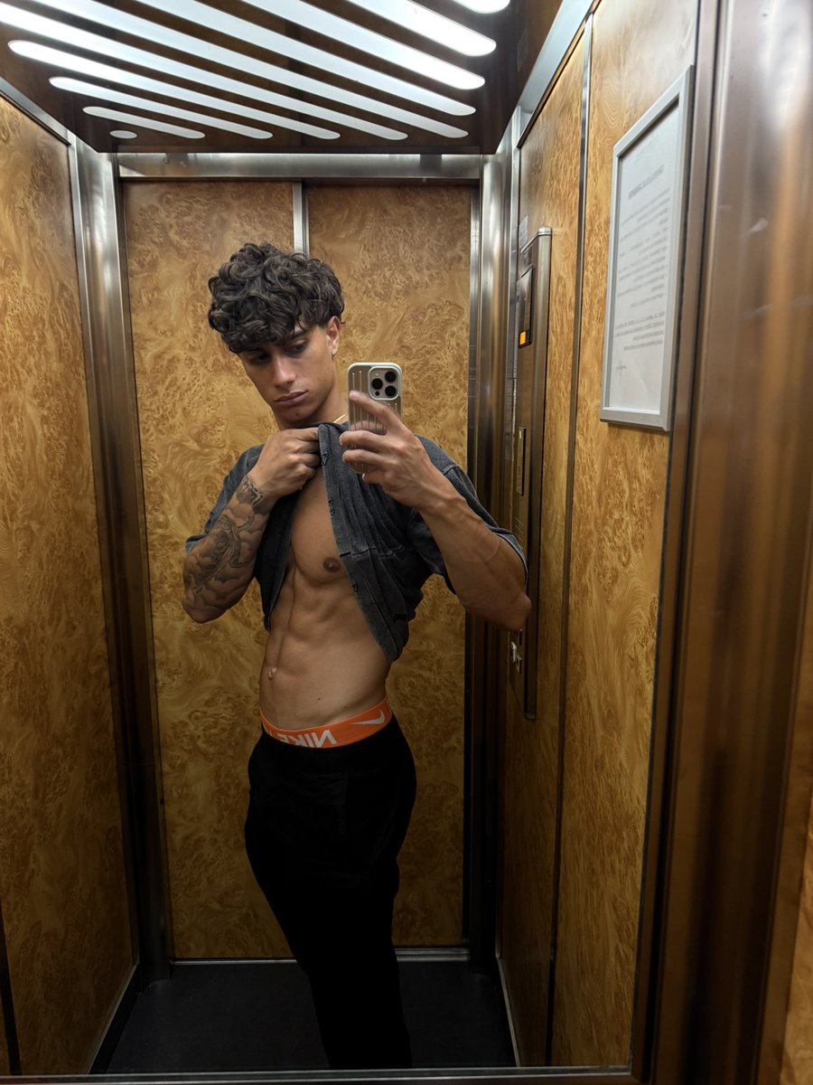 say “hi” and I’ll drop in your DMs my panties👅