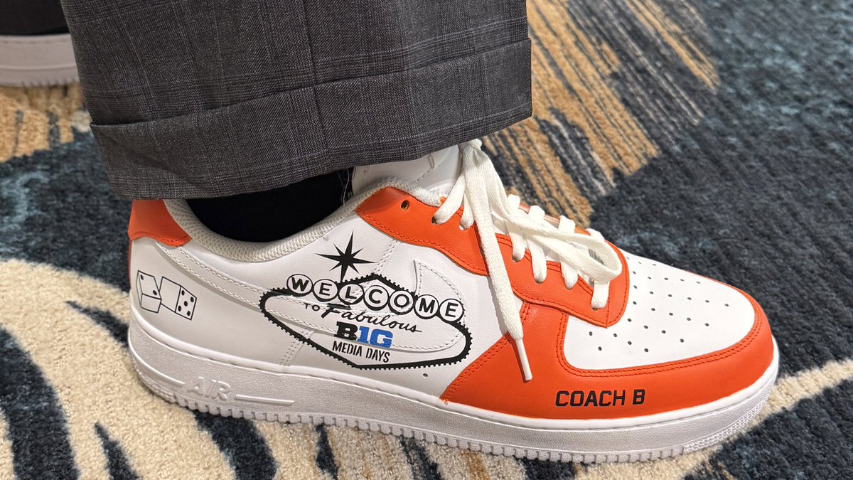 Matt_Fortuna's tweet image. Bret Bielema’s sneakers come from 217 Custom Kicks, a Champaign middle school principal who regularly makes designs for the Illini.