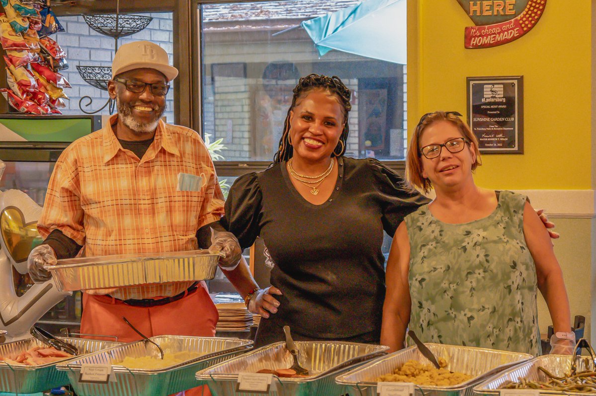 StPeteParksRec's tweet image. Looking for a meaningful way to give back? 🌟
The Sunshine Center has volunteer opportunities that make a real difference—while connecting you with others!
Roles include:
🏋️ Fitness Center
📞 Reception Desk
🛍️ Resale Shop
🍽️ Sunset Café
Learn more 👉 stpeteparksrec.org/job_detail_T9_…