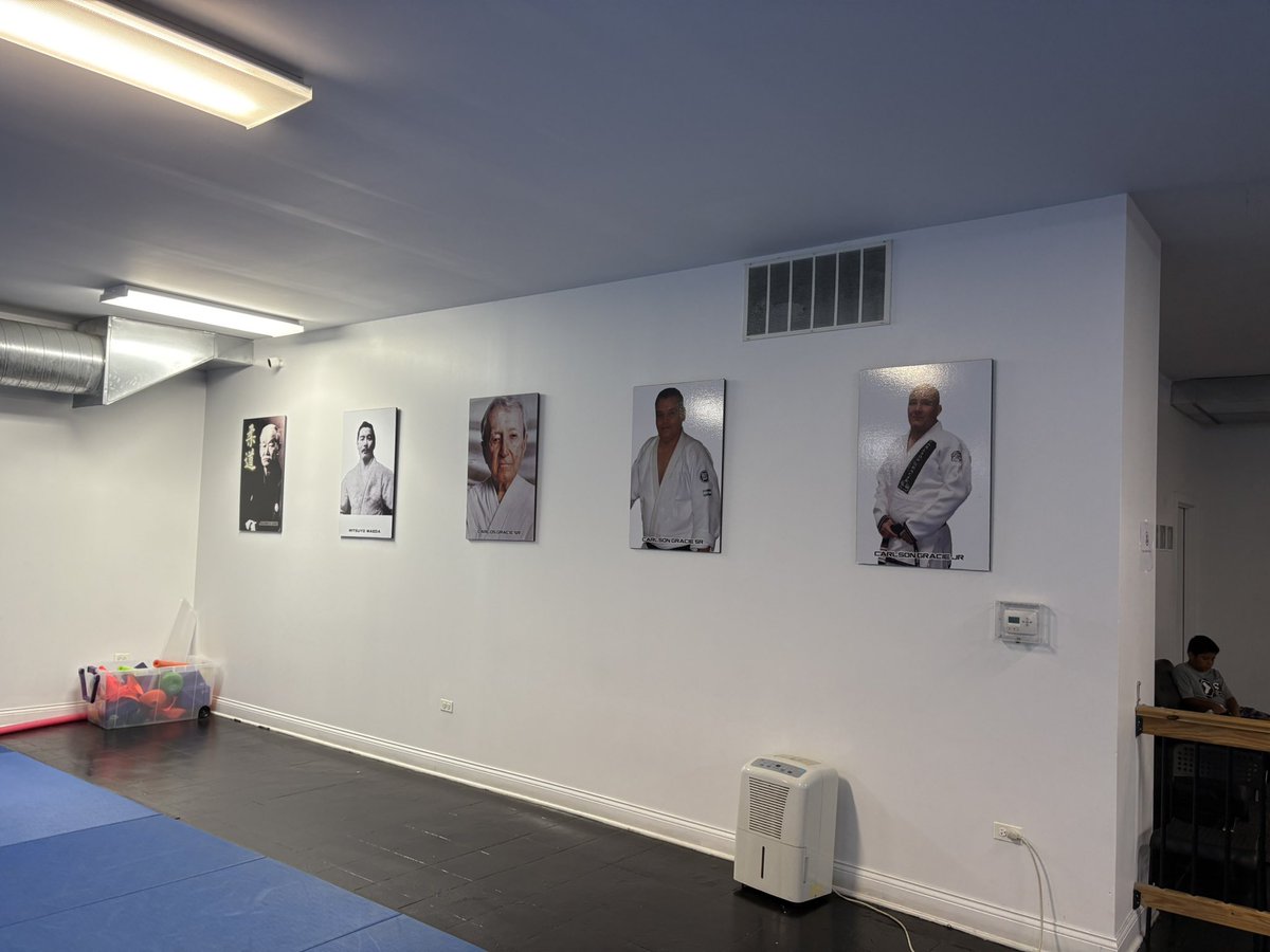 billroach_'s tweet image. Today we were able to train at the historic Carlson Gracie Jiu Jitsu headquarters in Chicago.
This was truly a highlight of mine.
Obrigado, Carlson.