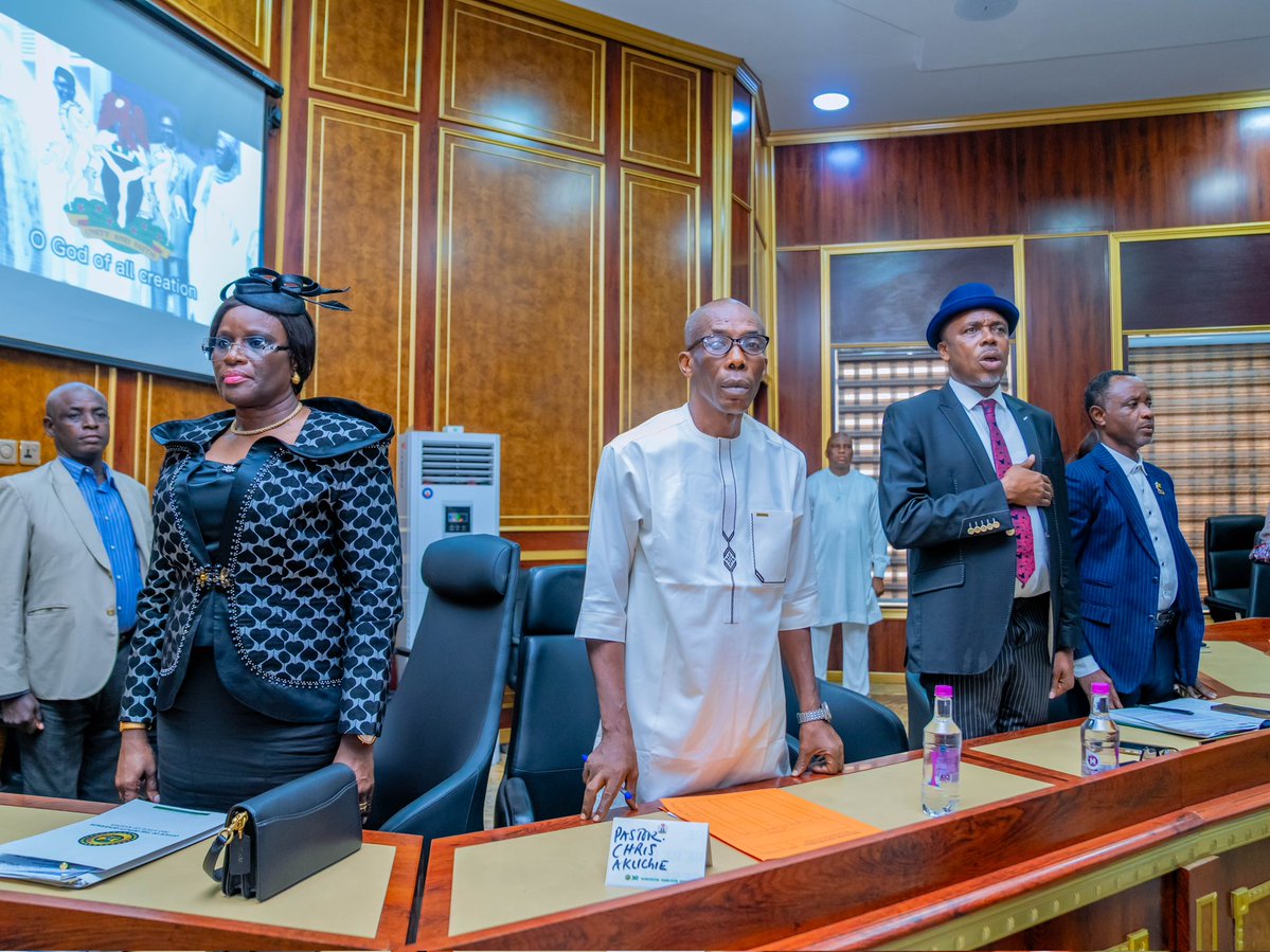 Hope_Uzodimma1's tweet image. In recognition of the fact that sustainable peace and security in our border communities, as well as effective cooperation with our neighboring States, are crucial to the socio-economic development of Imo State, I have reconstituted the Imo State Boundary Committee, to be chaired…