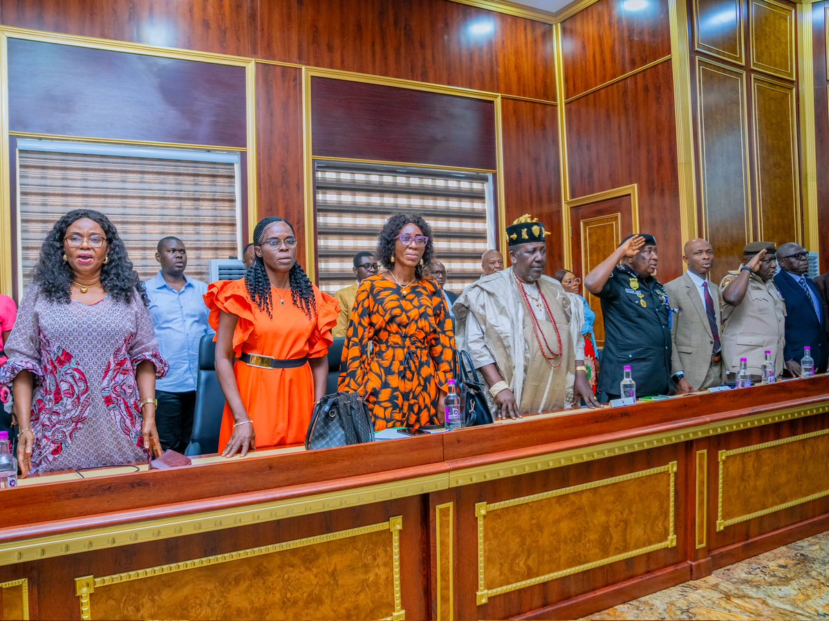 Hope_Uzodimma1's tweet image. In recognition of the fact that sustainable peace and security in our border communities, as well as effective cooperation with our neighboring States, are crucial to the socio-economic development of Imo State, I have reconstituted the Imo State Boundary Committee, to be chaired…