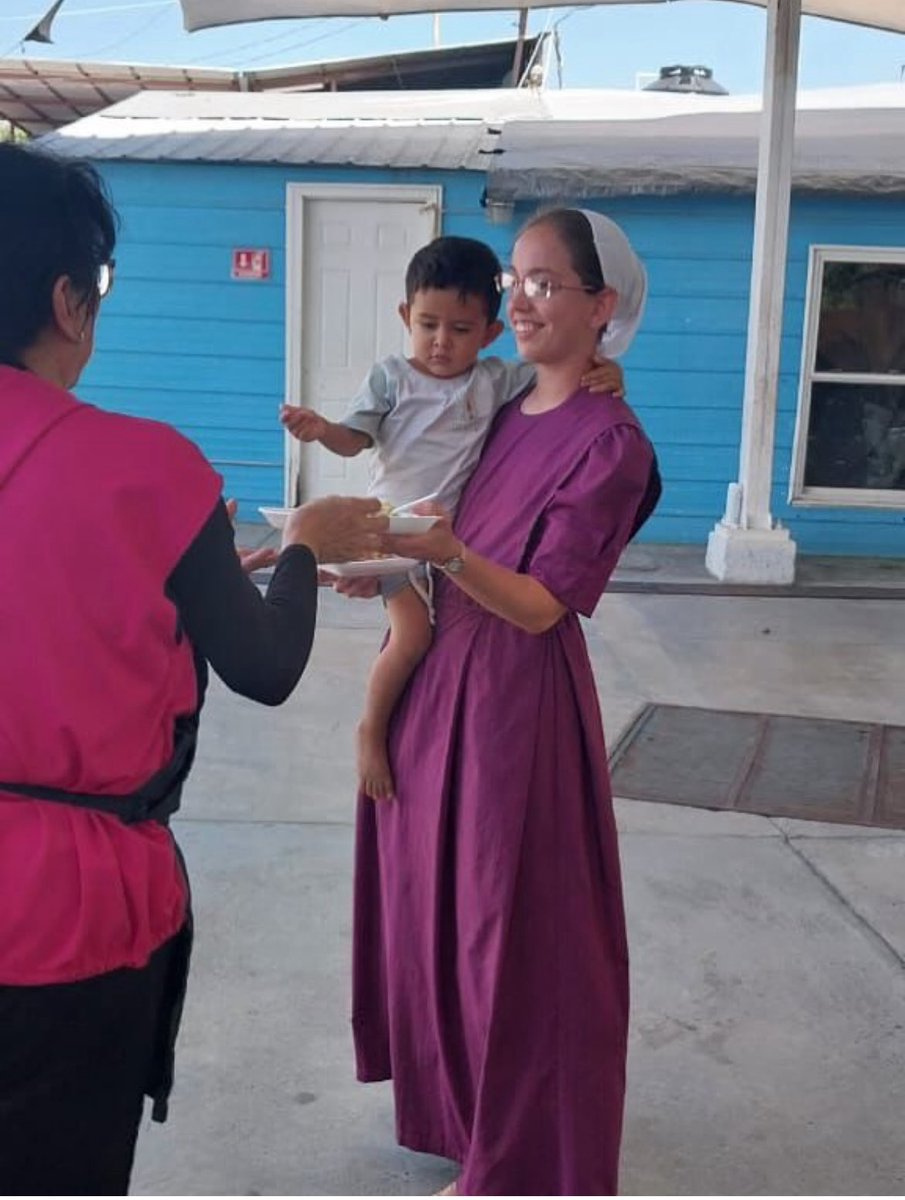 TheImmCoalition's tweet image. What would Jesus do (WWJD)? Provide food and clean water to undocumented migrants and asylum-seekers at the Southern Border!!!
This is why we don’t hesitate to provide essentials to these beautiful people in need each day. 🙏🏽