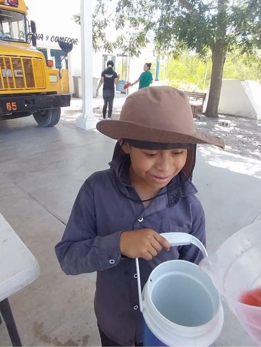 TheImmCoalition's tweet image. What would Jesus do (WWJD)? Provide food and clean water to undocumented migrants and asylum-seekers at the Southern Border!!!
This is why we don’t hesitate to provide essentials to these beautiful people in need each day. 🙏🏽