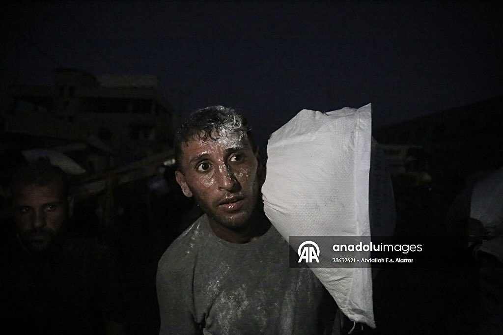 abdallahatar's tweet image. Khan Younis – July 22, 2025 | Anadolu Agency
Palestinians in Khan Younis were seen carrying aid supplies after trucks loaded with humanitarian aid entered central Gaza on Tuesday. Amid ongoing Israeli strikes and worsening hunger, the limited aid
brought brief relief to starving…