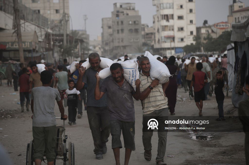 abdallahatar's tweet image. Khan Younis – July 22, 2025 | Anadolu Agency
Palestinians in Khan Younis were seen carrying aid supplies after trucks loaded with humanitarian aid entered central Gaza on Tuesday. Amid ongoing Israeli strikes and worsening hunger, the limited aid
brought brief relief to starving…