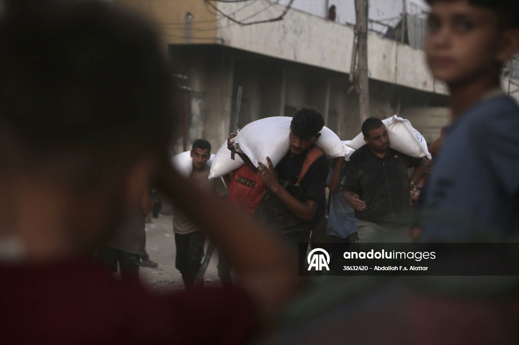 abdallahatar's tweet image. Khan Younis – July 22, 2025 | Anadolu Agency
Palestinians in Khan Younis were seen carrying aid supplies after trucks loaded with humanitarian aid entered central Gaza on Tuesday. Amid ongoing Israeli strikes and worsening hunger, the limited aid
brought brief relief to starving…