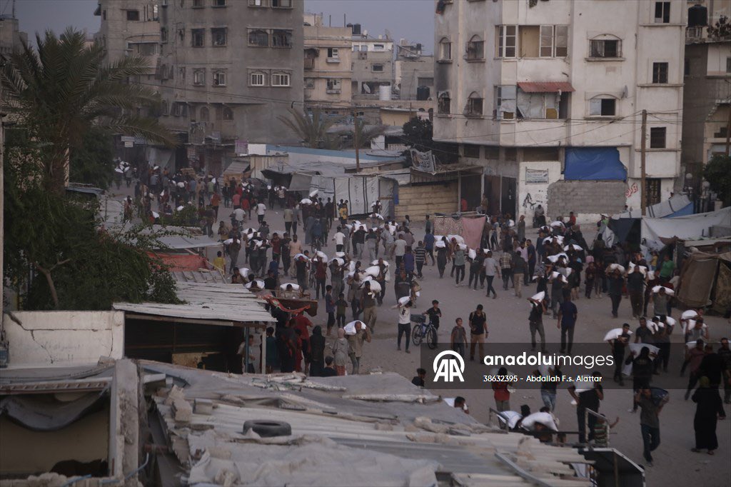 abdallahatar's tweet image. Khan Younis – July 22, 2025 | Anadolu Agency
Palestinians in Khan Younis were seen carrying aid supplies after trucks loaded with humanitarian aid entered central Gaza on Tuesday. Amid ongoing Israeli strikes and worsening hunger, the limited aid
brought brief relief to starving…