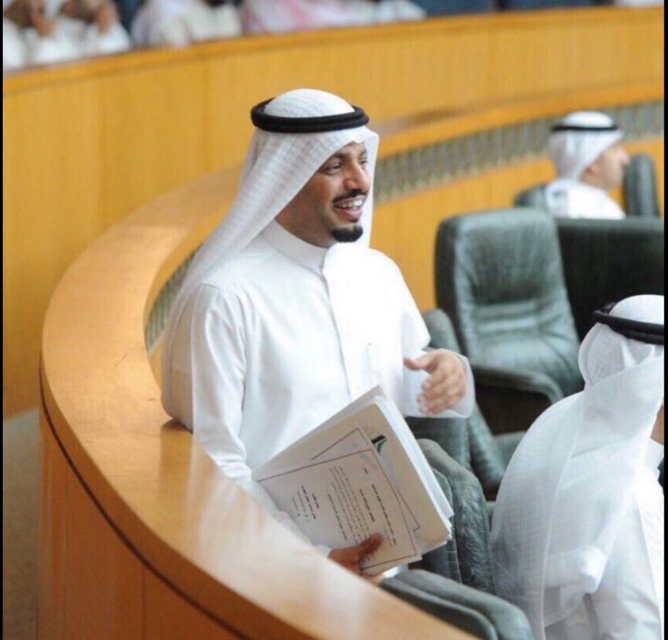 ماتضيق الا على عيال الرخوم
النشاما فوق الارض إلهم سعه

حوم مابين الثريا والنجوم
جعل يفداك الردي والإمعه

#ماجد_مساعد_المطيري